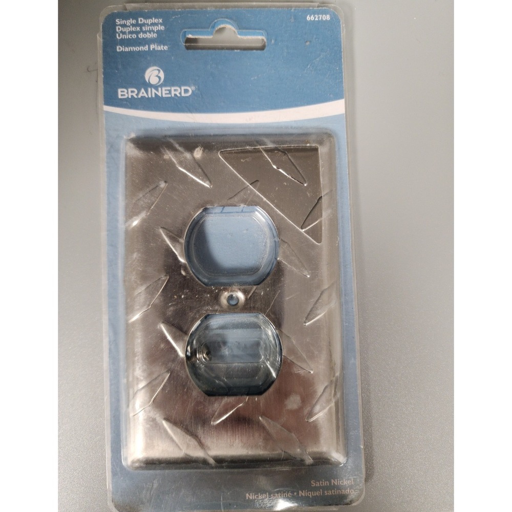 Brainerd Diamond Plate Single Decorator Electric Outlet‎  Wall Plate  662708